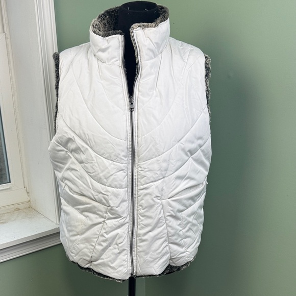 Recollections Jackets & Blazers - Recollections reversible white puffer/fur vest XL